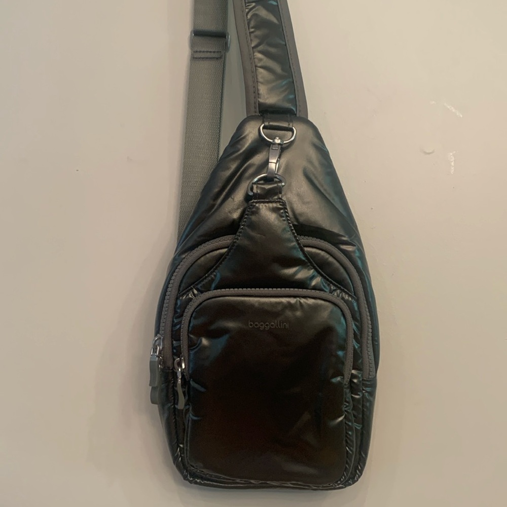 NWOT Baggallini metallic gray sling bag